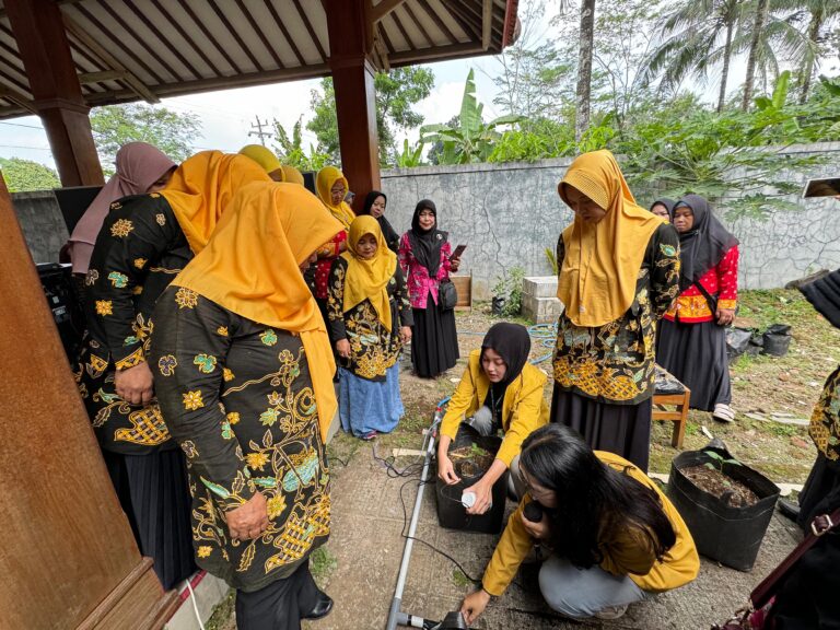 Mahasiswa KKN Unsoed Perkenalkan Inovasi Irigasi Tetes untuk Tanaman Cabai, Warga Dusun Pekalongan Antusias