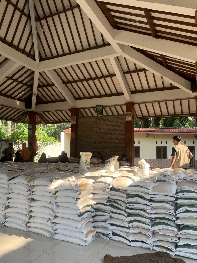 Melalui Program Bantuan Pangan, Pemdes Pekalongan Bojongsari Bagikan Beras kepada Warga yang Membutuhkan
